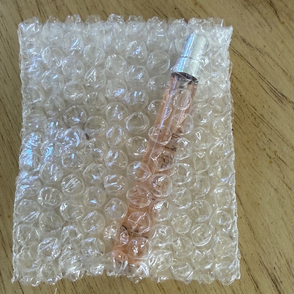 Lancome La Vie Est Belle Eau de Parfum - Soft Pink. Travel Size 10ml - Picture 2 of 3